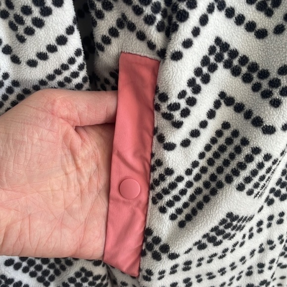 Vintage Black and White Aztec Fleece - Picture 6 of 12